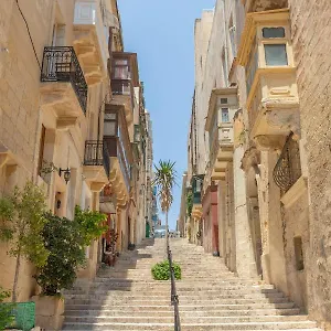 valletta-central-historical-apartments.hotelssaintjulians.com/